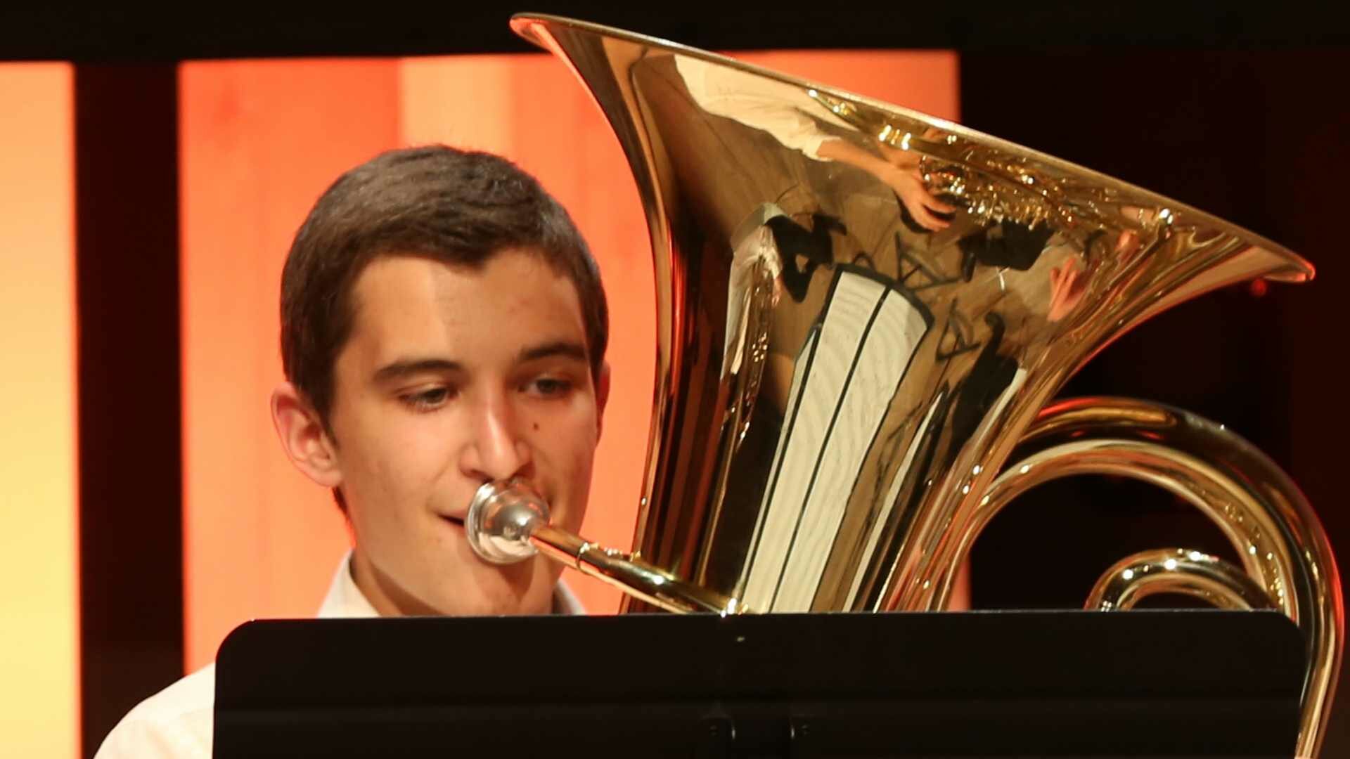 Mátyás Kapitány spielt Tuba auf einer Konzertbühne