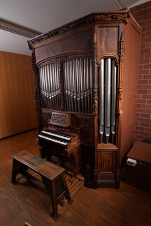 Orgel in einem Übungsraum der Hochschule
