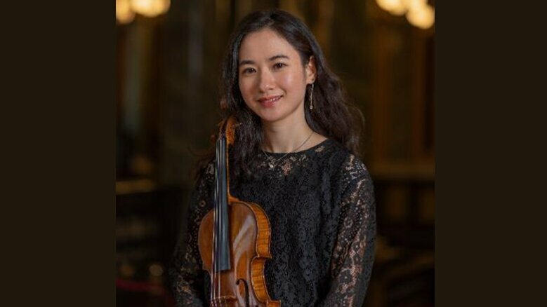Mariko Nishikawa mit Violine in der Hand