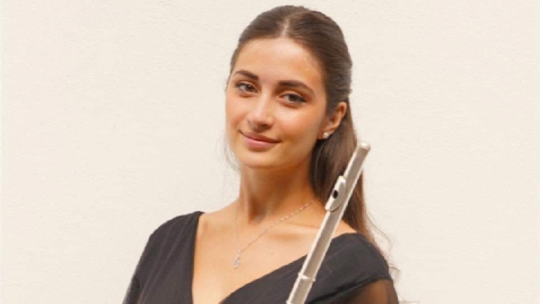 Porträt der Flötistin Elena Bertoli vor einem weißem Hintergrund