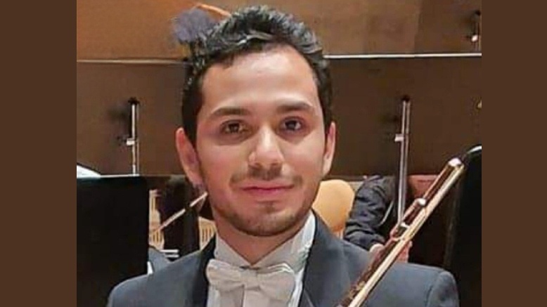 Leonardo Hernandez in einem Konzertsaal mit Querflöte in der Hand