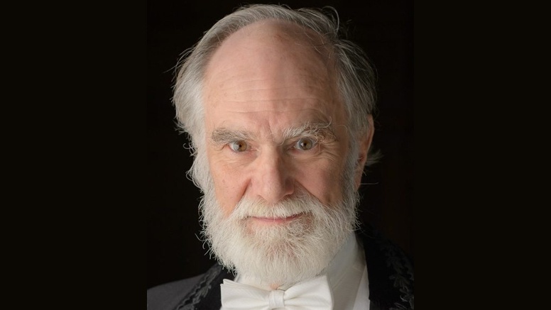 Porträt von Johan Sundberg im Anzug vor einem schwarzen Hintergrund