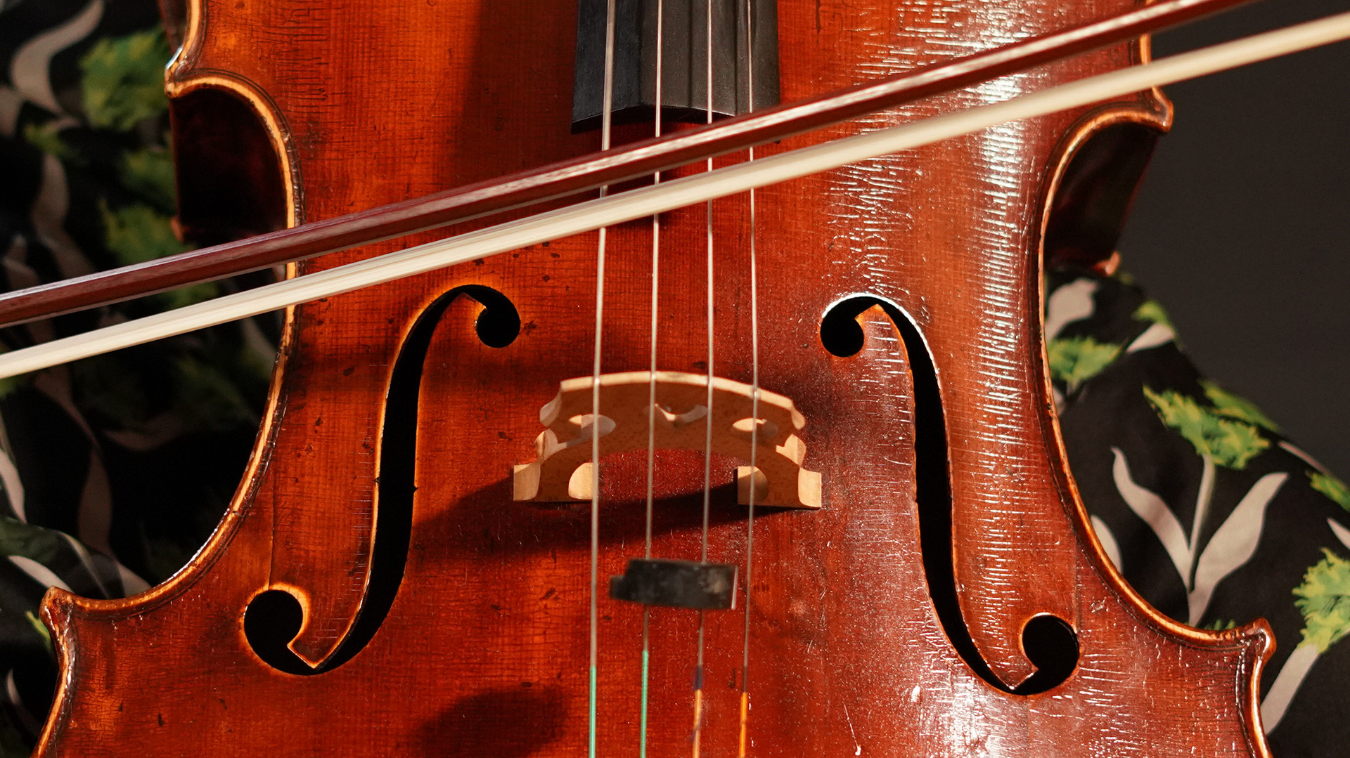 Ein Cello, das gerade gespielt wird