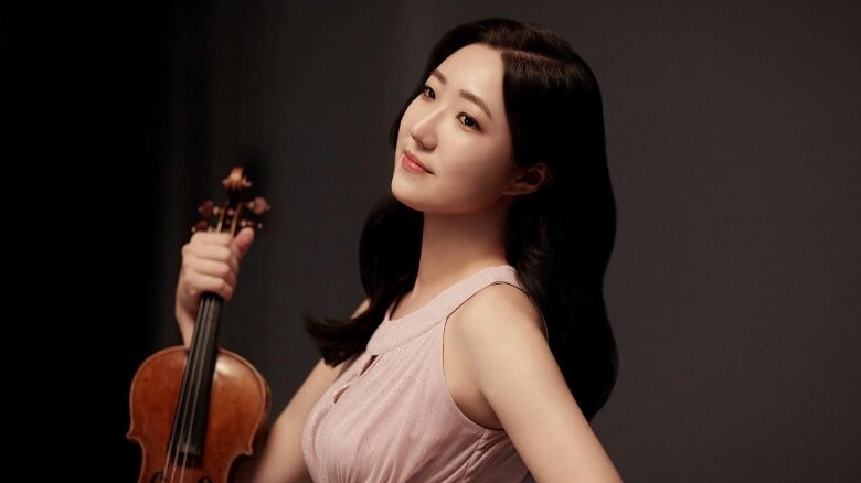 Die Violinistin Inhee Park mit Geige in der Hand