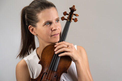Simone Zgraggen posiert mit einer Geige