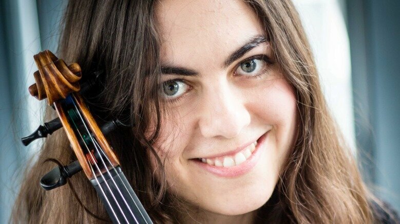 Porträt von Teresa Simone mit Geige in der Hand