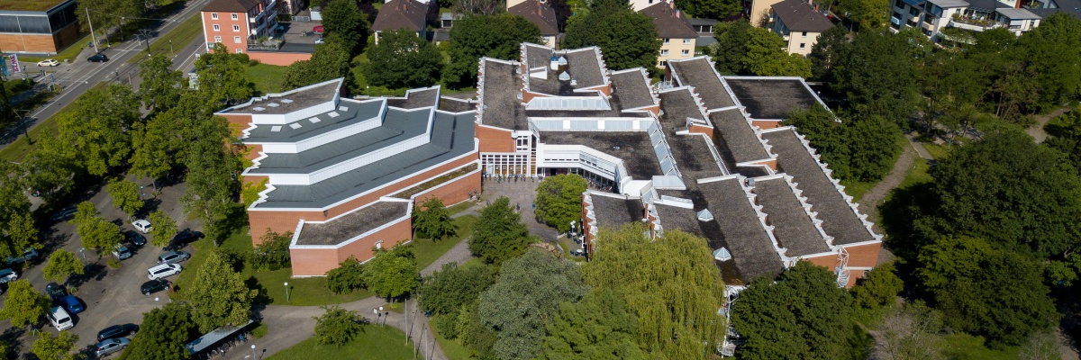Ein Luftbild der Hochschule für Musik Freiburg