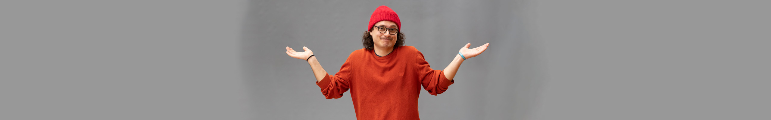 Ein Mann zuckt mit den Achseln