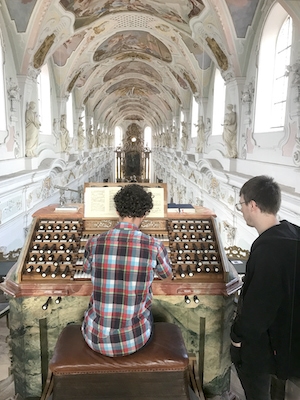 Felix Bauer und Melvin Busch an der Gabler-Orgel Ochsenhausen