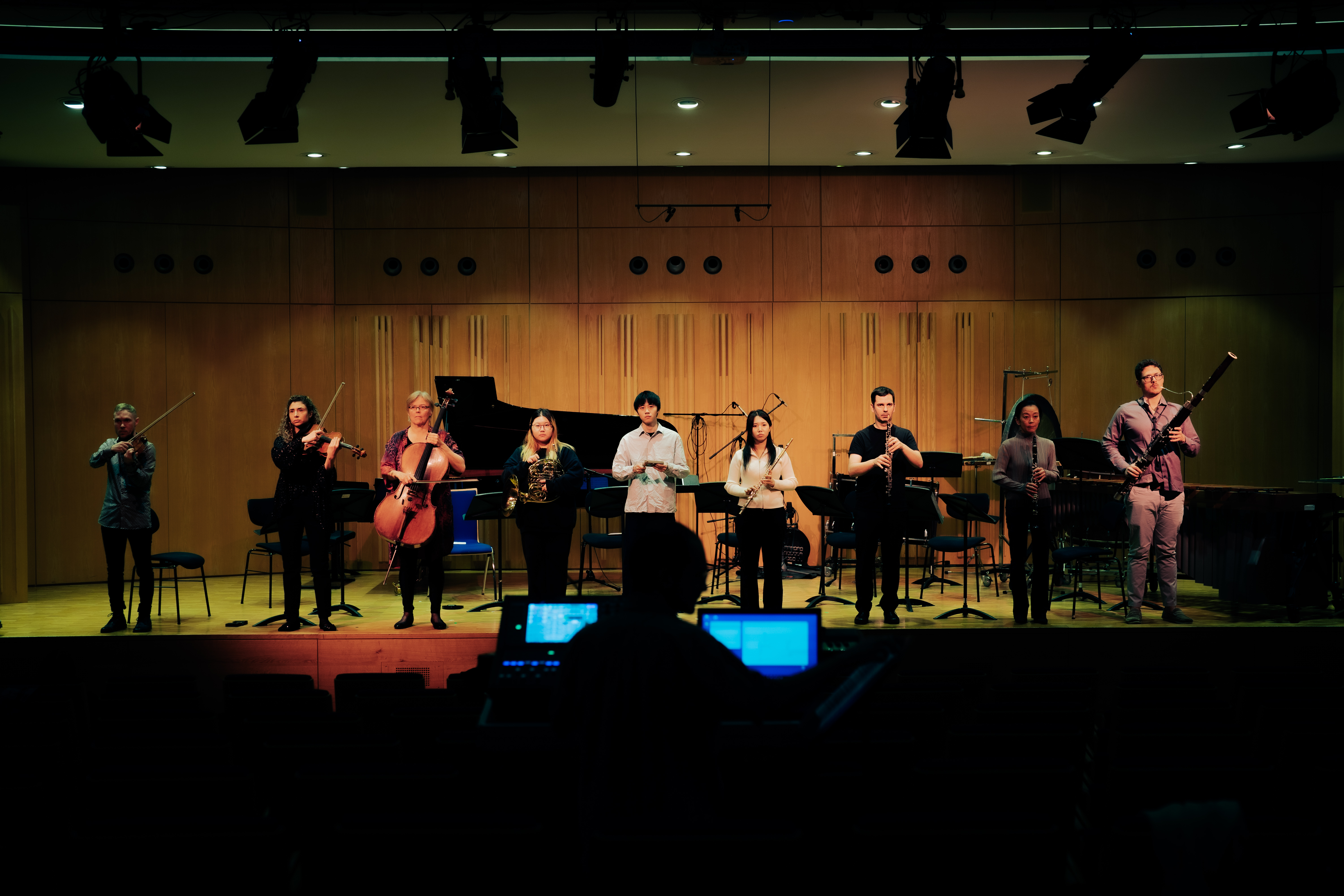 Viele Musiker*innen spielen auf einer Bühne