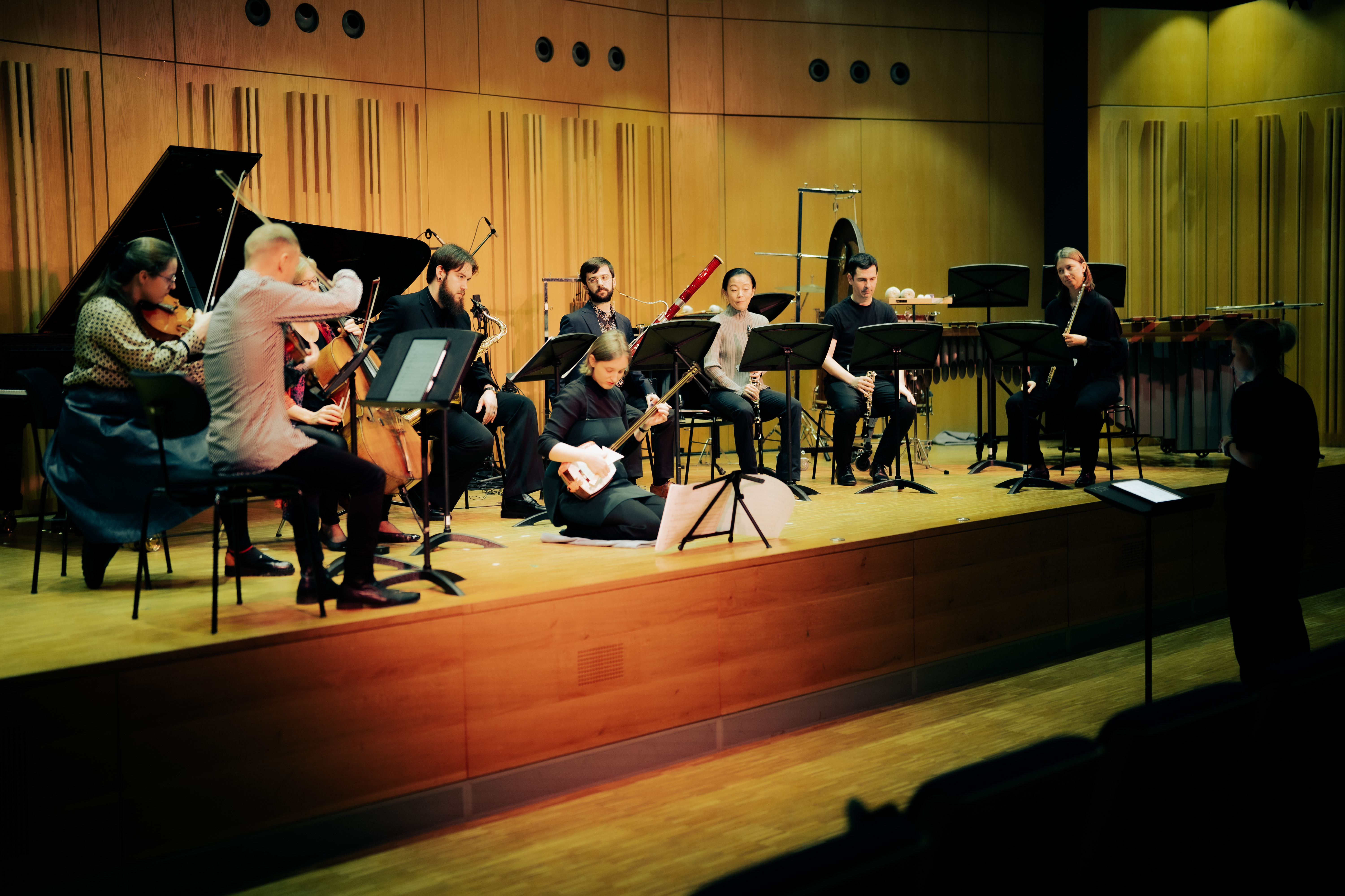 Musiker*innen spielen Instrumente auf der Bühne