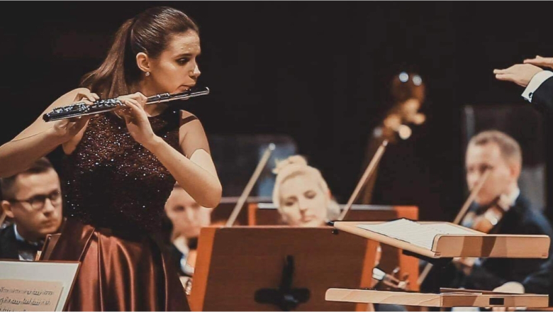 Marta Chlebicka spielt Querflöte mit einem Orchester