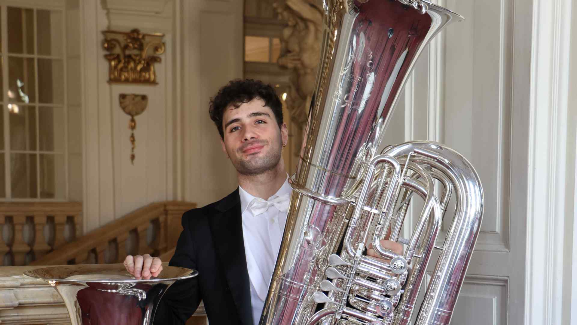 Eduardo Torres Miñana mit Tuba
