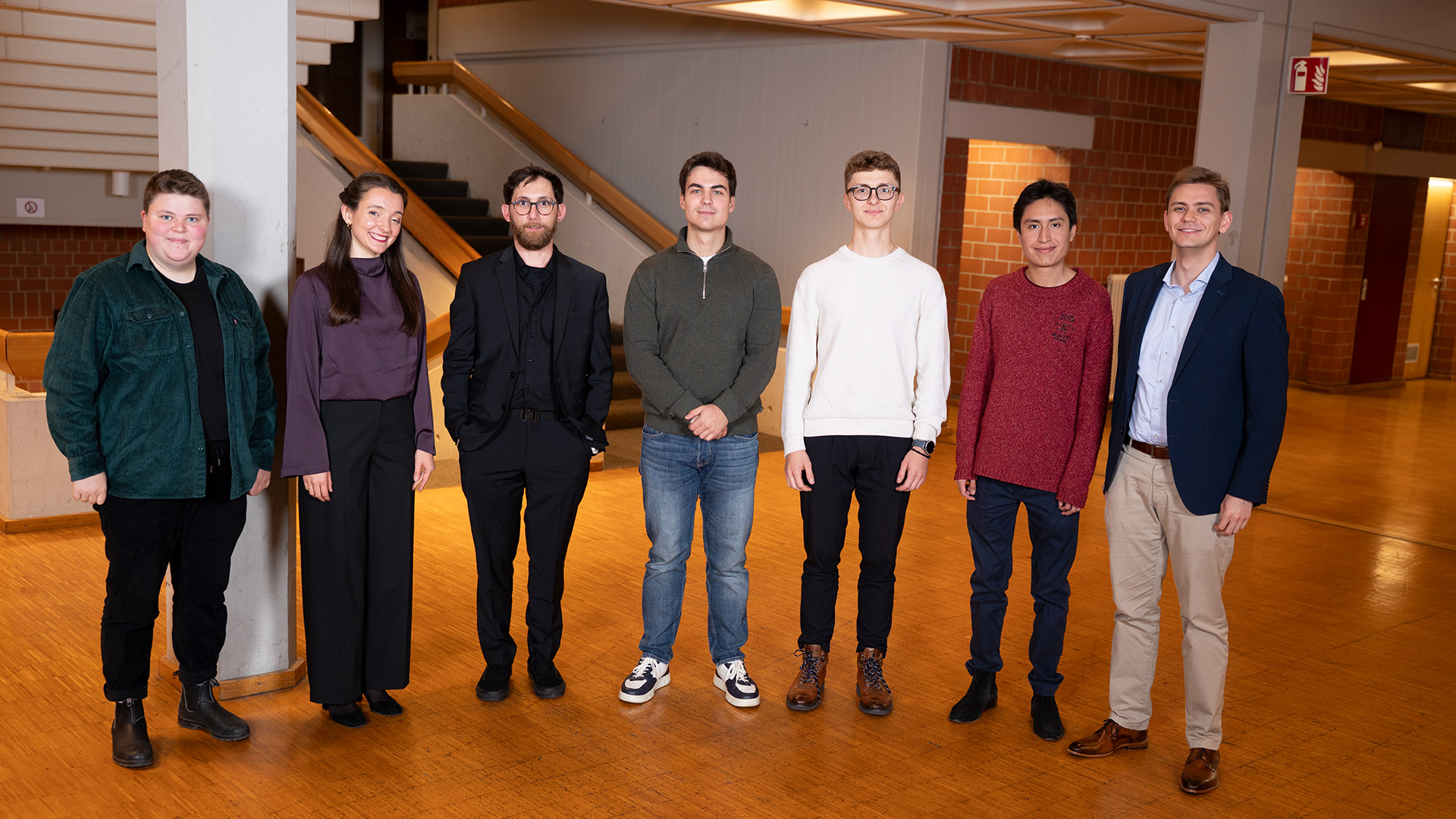 Eine Gruppe Studierender steht im Foyer der Hochschule