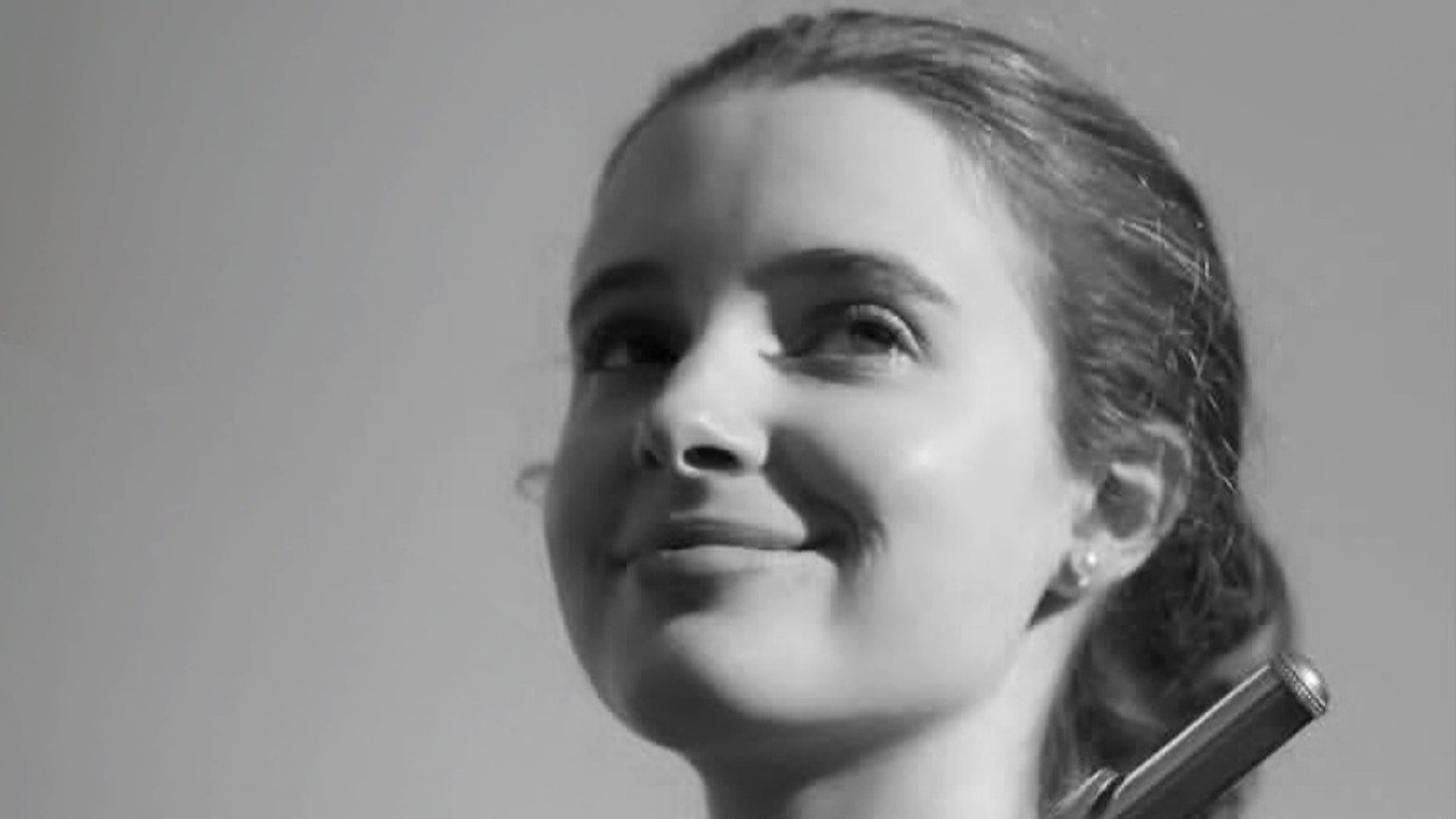 Schwarz-Weiß-Aufnahme von Alexandra Huguet Gély mit Querflöte in der Hand