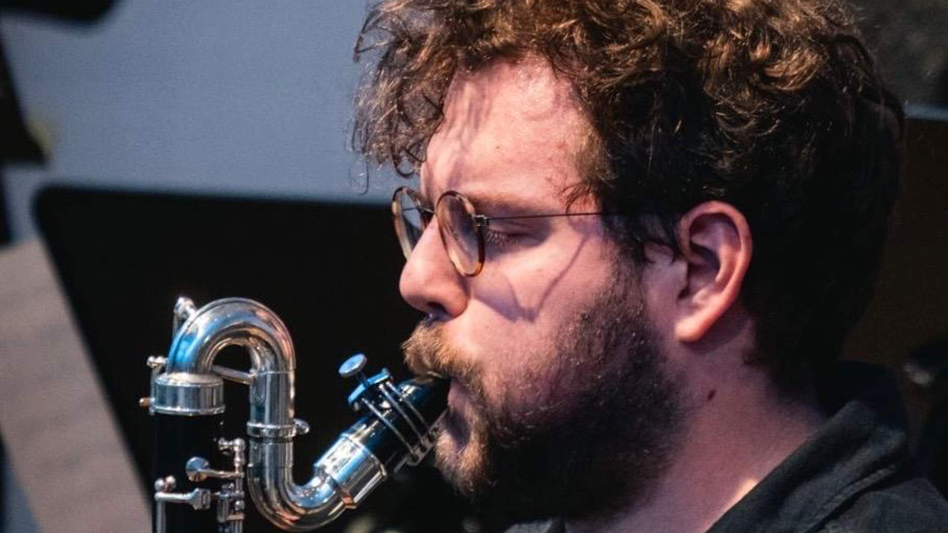 Matthias Weimbs spielt Bassklarinette auf einer Konzertbühne