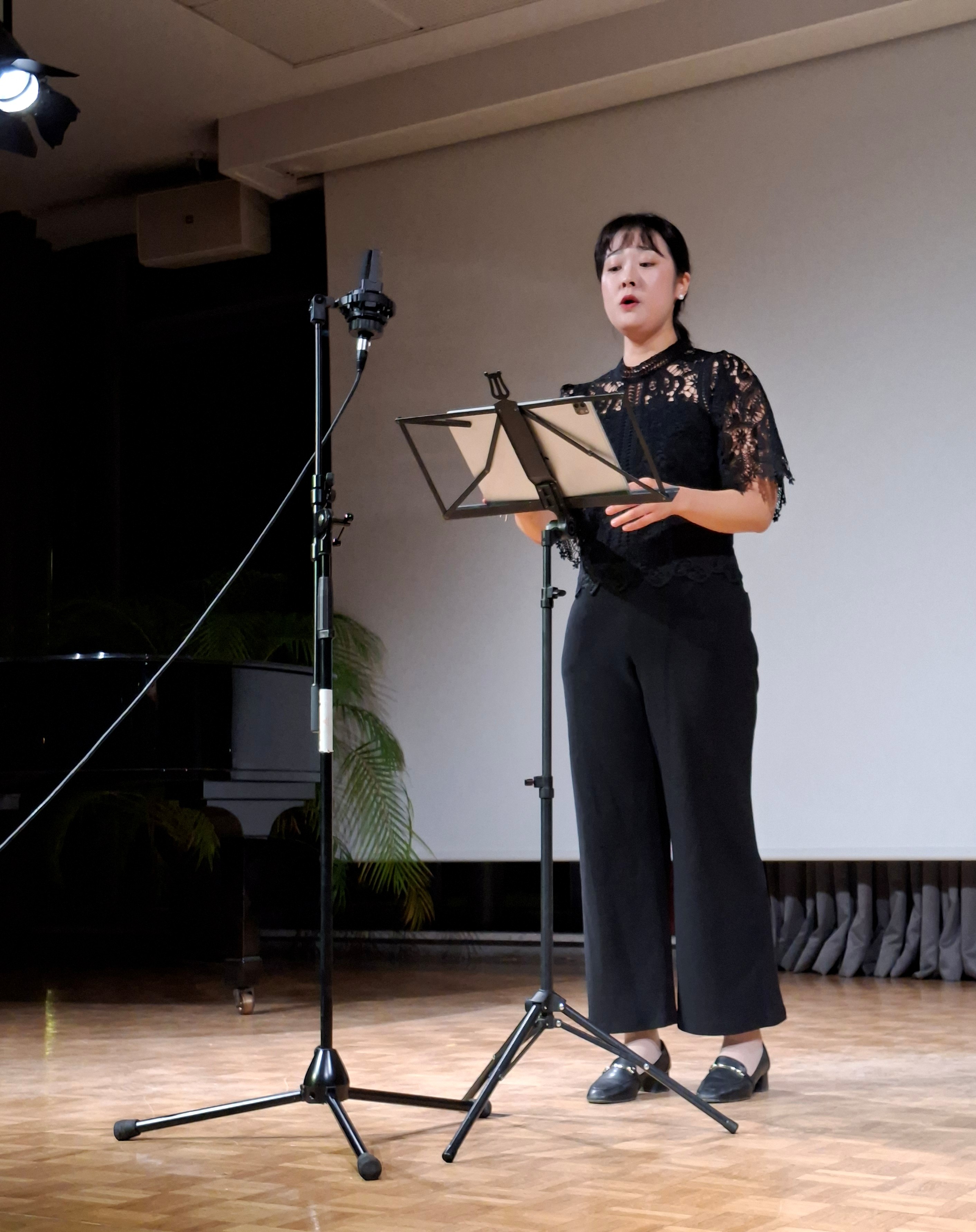 Musikerin vor Notenpult