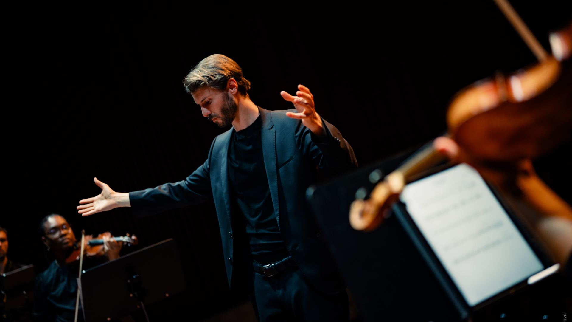 Joss Reinicke dirigiert ein Ensemble