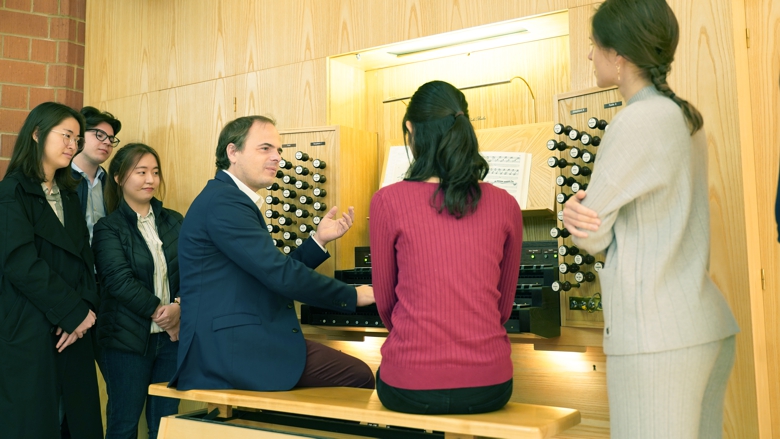 Orgel-Professor David Franke mit Studierenden