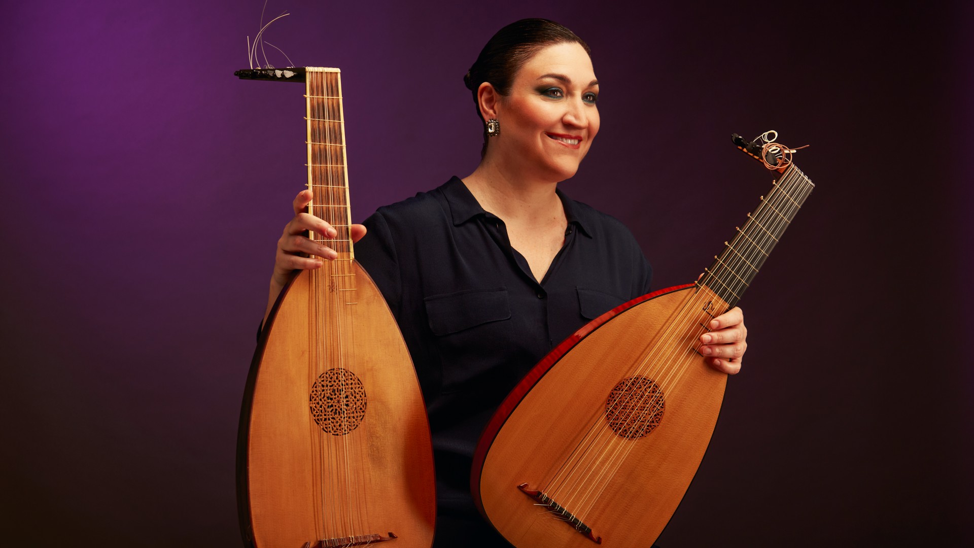 Evangelina Mascard mit zwei Barocklauten