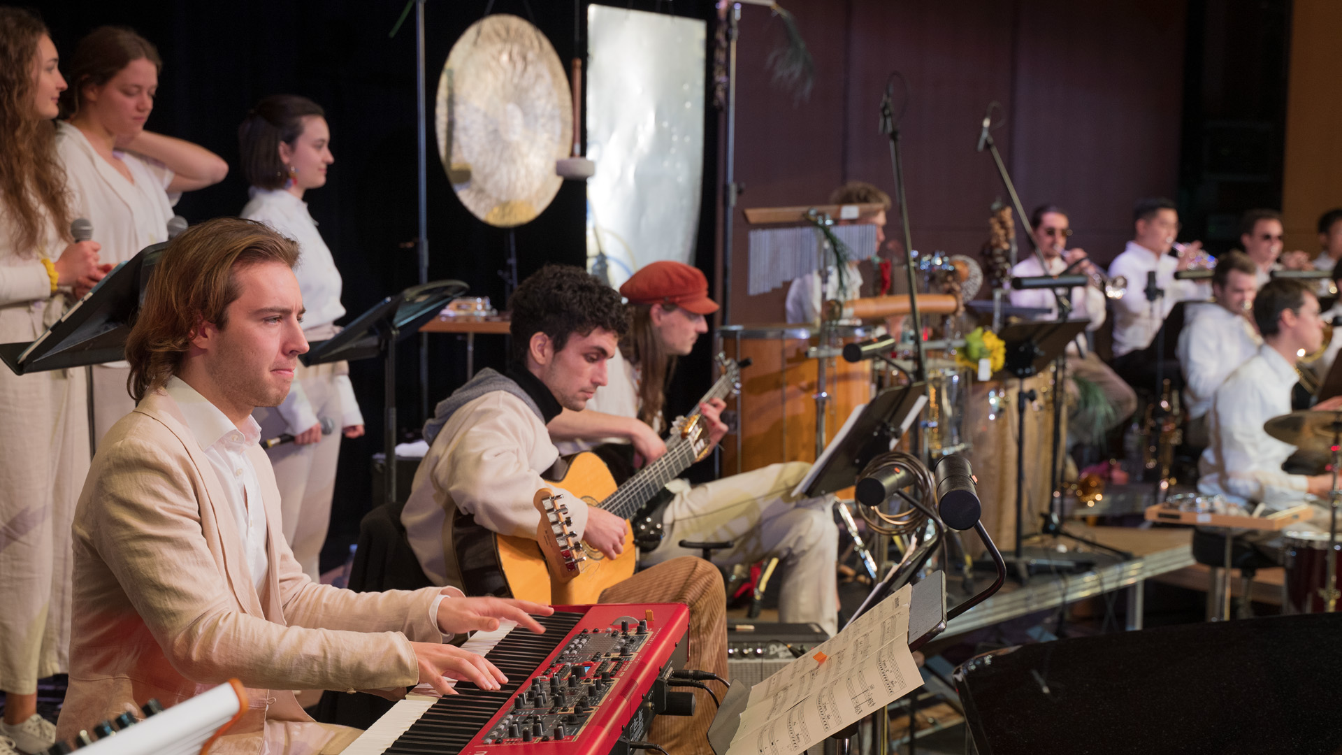 Ensembles der Hochschule für Musik Freiburg und Pädagogischen Hochschule Freiburg auf der Bühne.