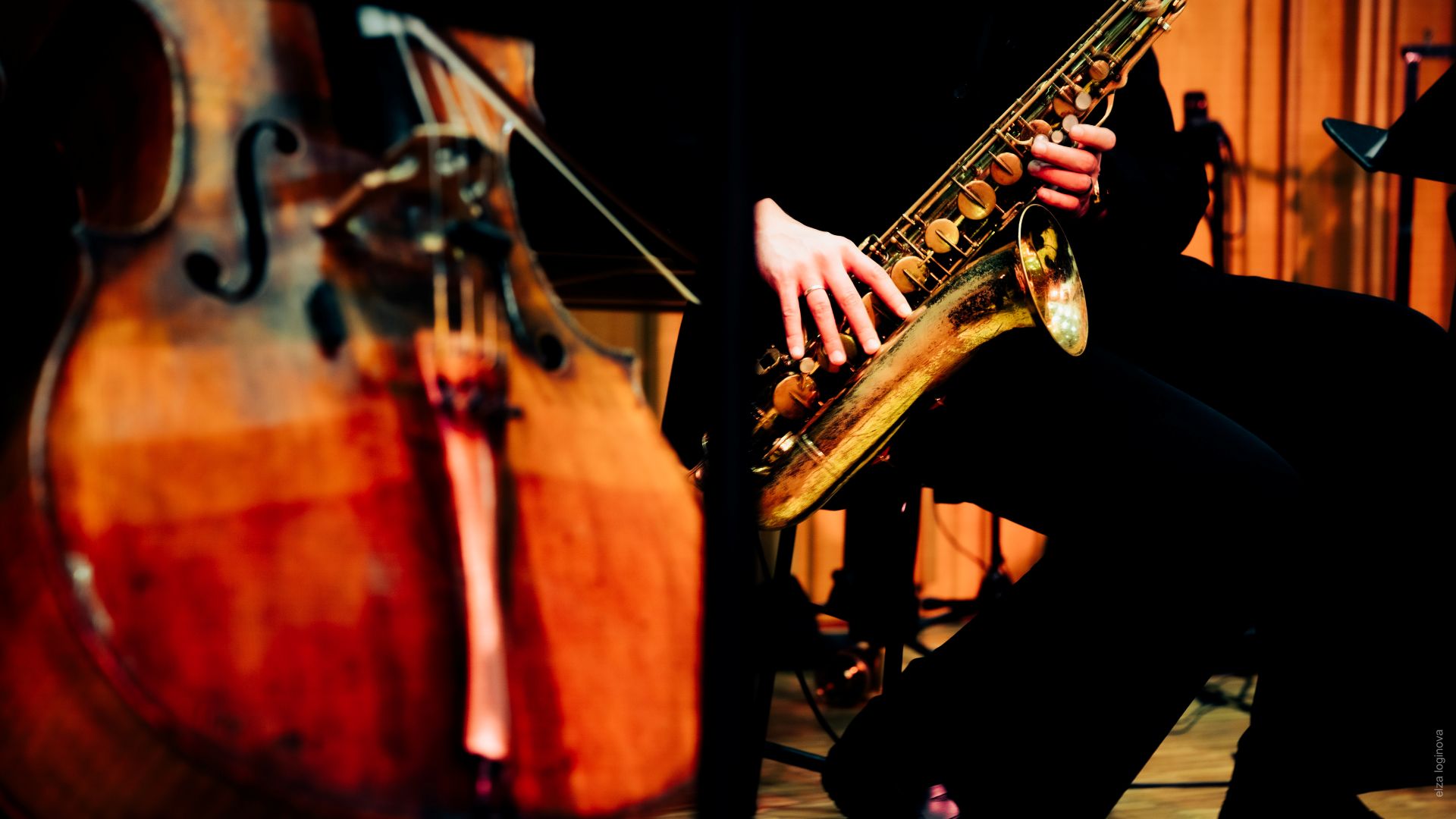 Ausschnitte von Cello und Saxofon nebeneinander auf der Bühne