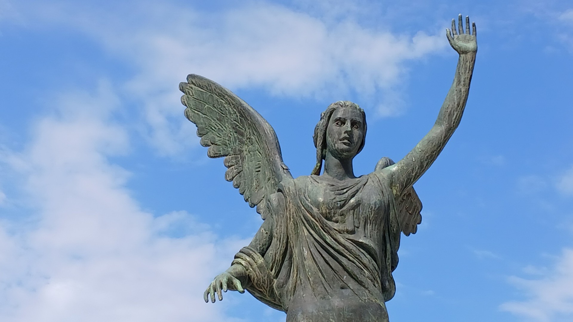 Die Statue einer winkenden Frau mit Flügeln