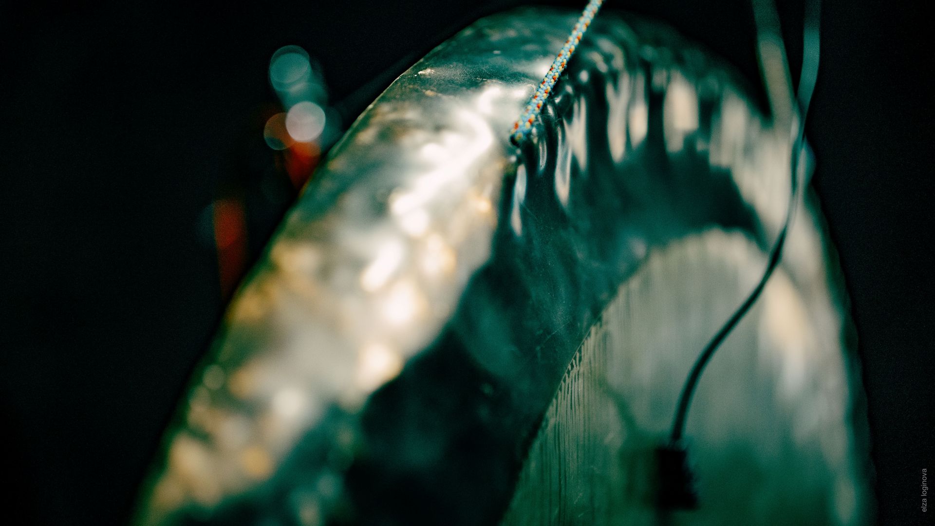 Teil eines Tamtams mit Tonabnehmer