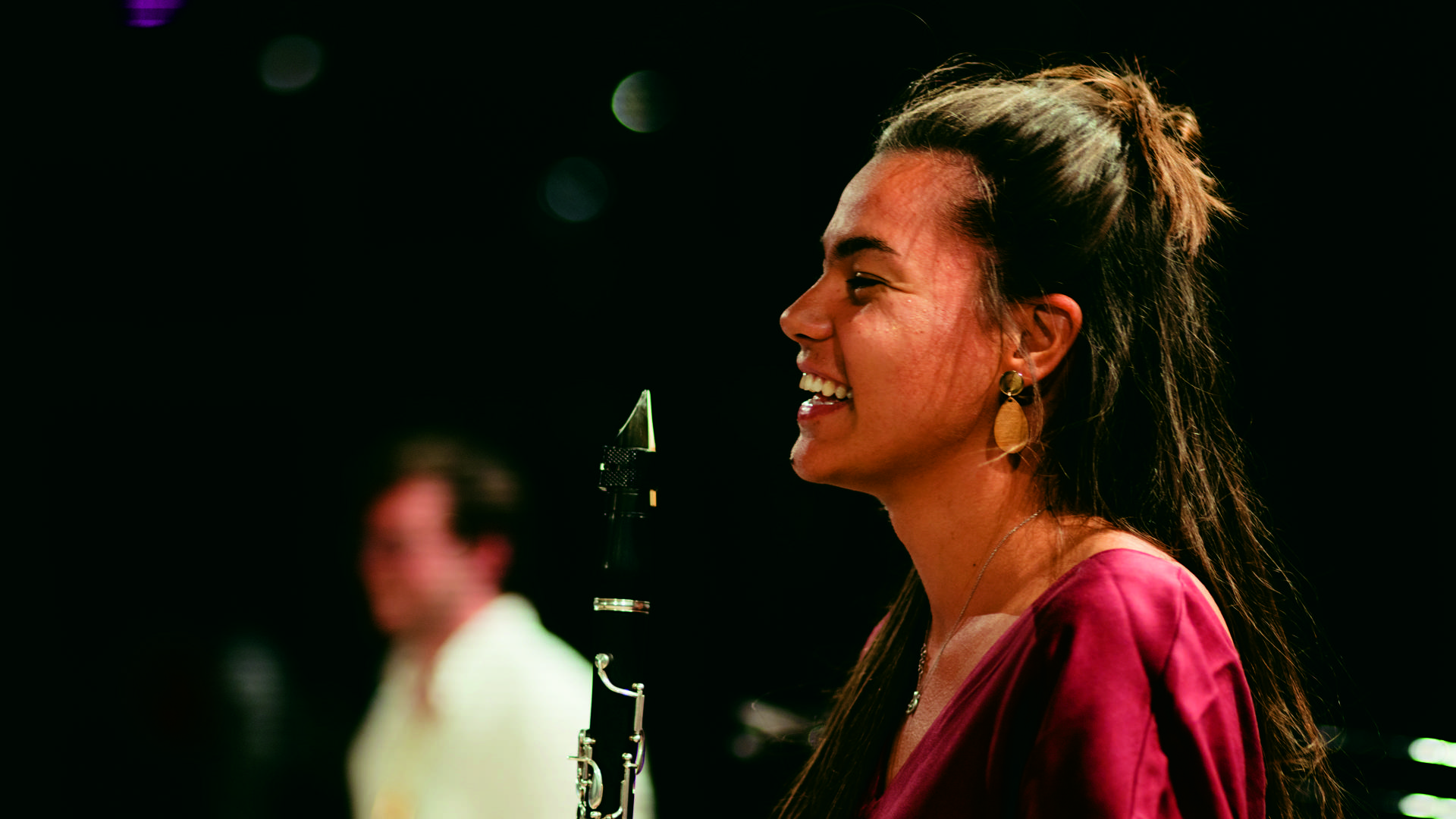 Lea Hänsel hält lachend eine Klarinette