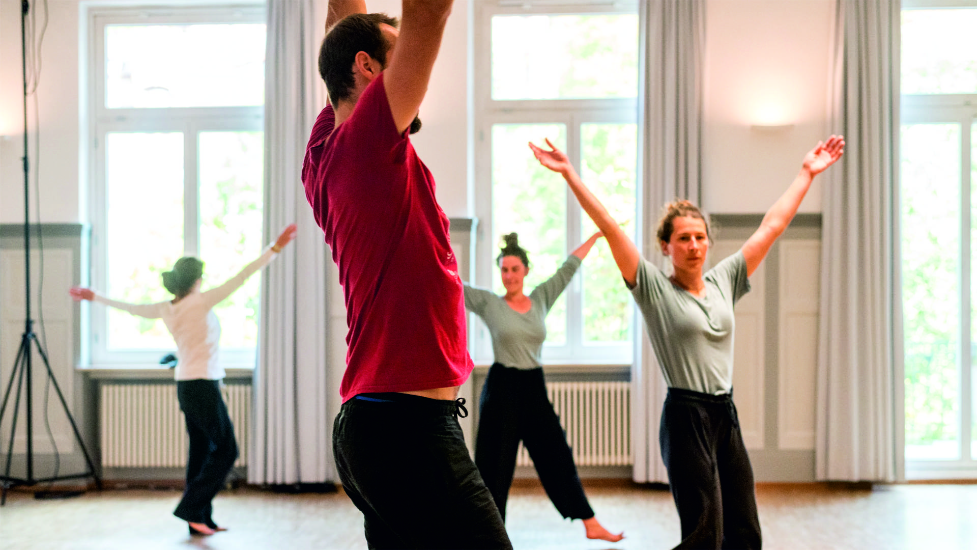 Menschen mit hochgestreckten Armen