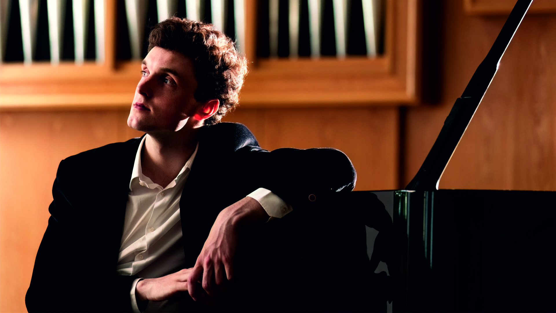 Gabriel Husson am Klavier und schaut in die Ferne