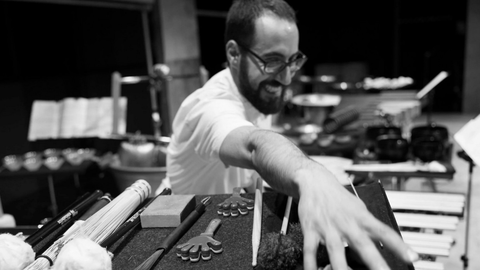 Miguel Ángel García Martín mit ausgestreckter Hand auf Schlagzeugwerk