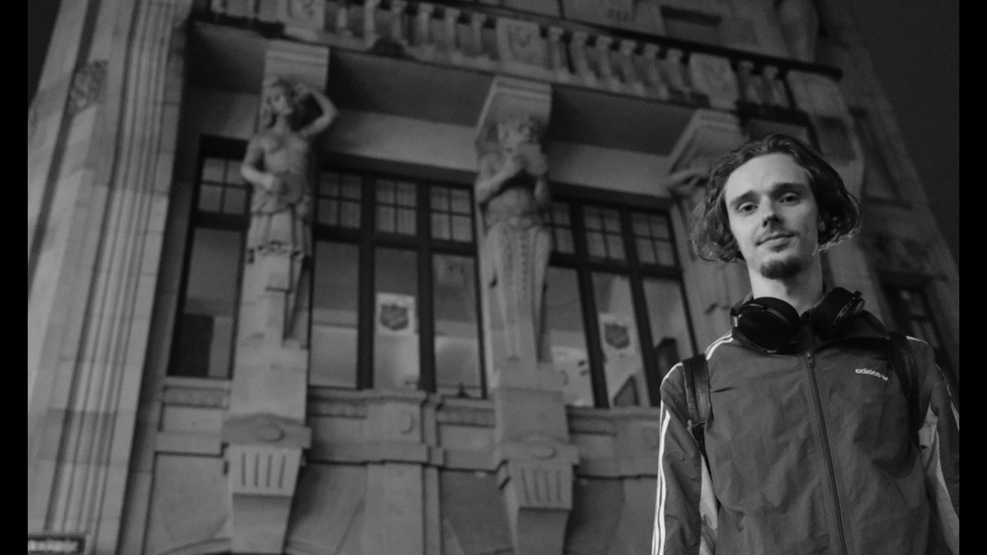 Mark Csernovszky vor einem Gebäude mit Statuen