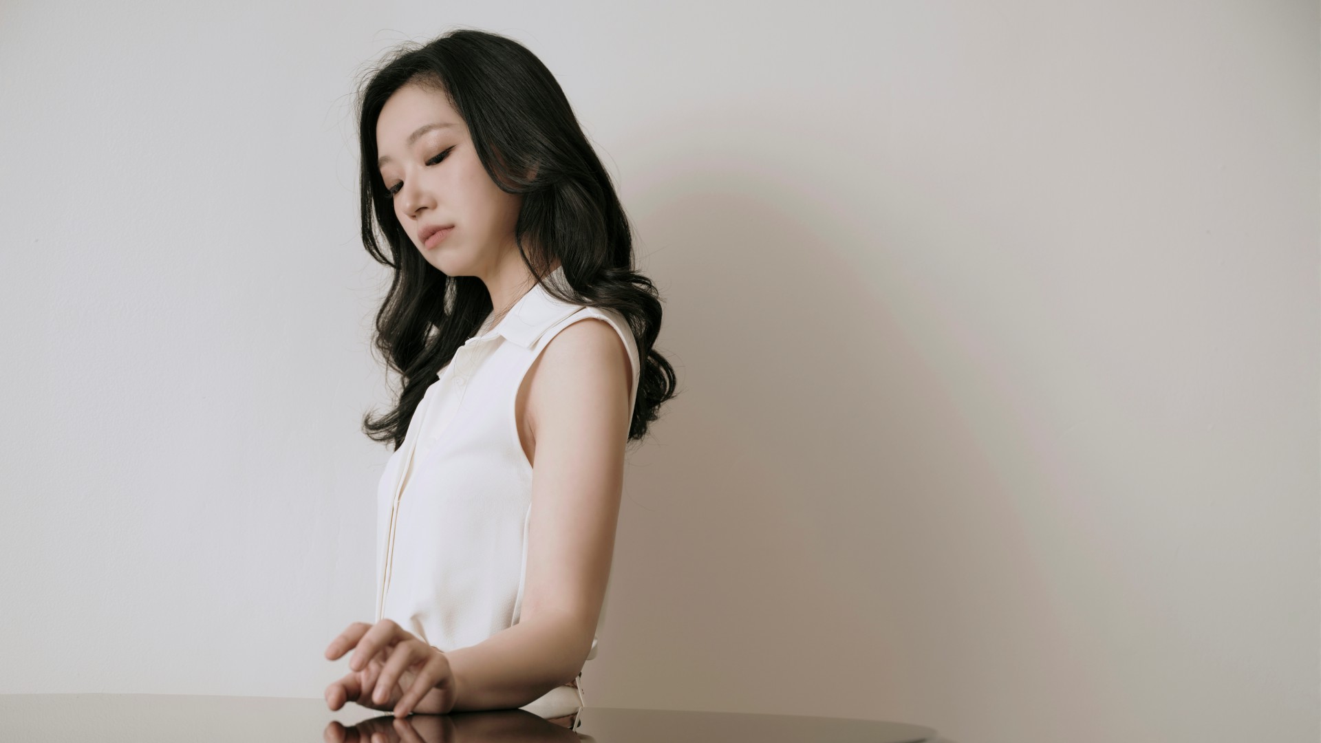 Su Yeon Kim schaut auf dem Deckel eines Flügels