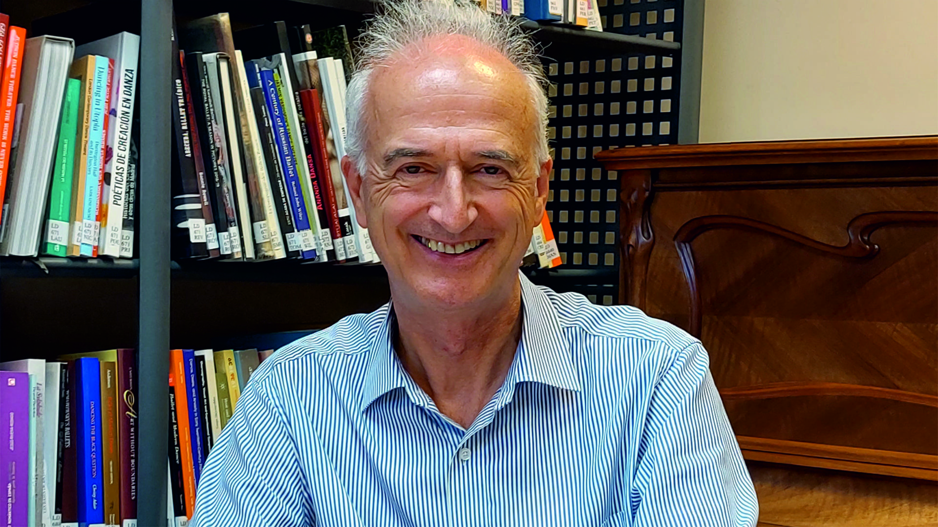 Heinrich Walther vor einem Bücherregal