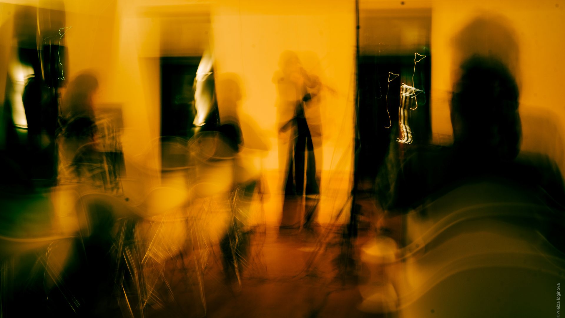 Abstrakt verschwommene Ansicht des gelborange beleuteten Humboldtsaals