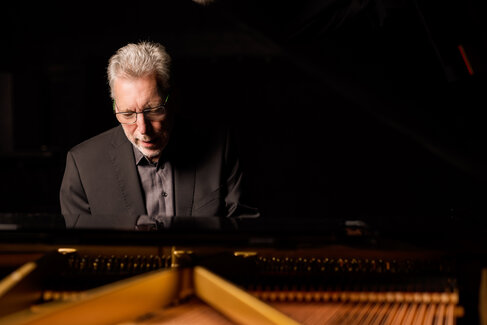 Helmut Lörscher spielt an einem Flügel