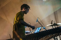 Schlagzeug-Professor Håkon Stene spielt bei einem Festival-Auftritt
