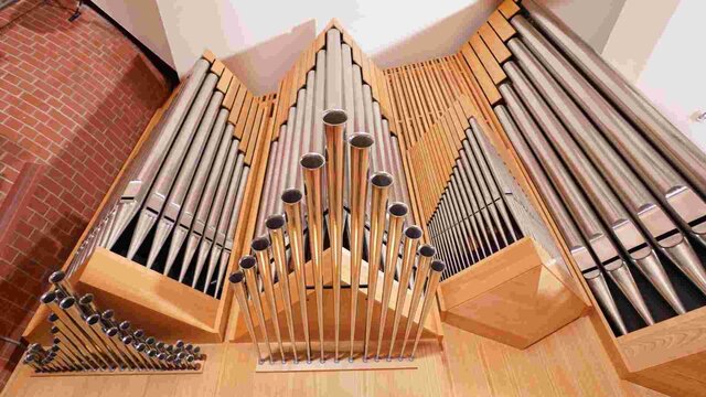 Orgelpfeifen der großen Orgel im Konzertsaal der Hochschule von unten gesehen