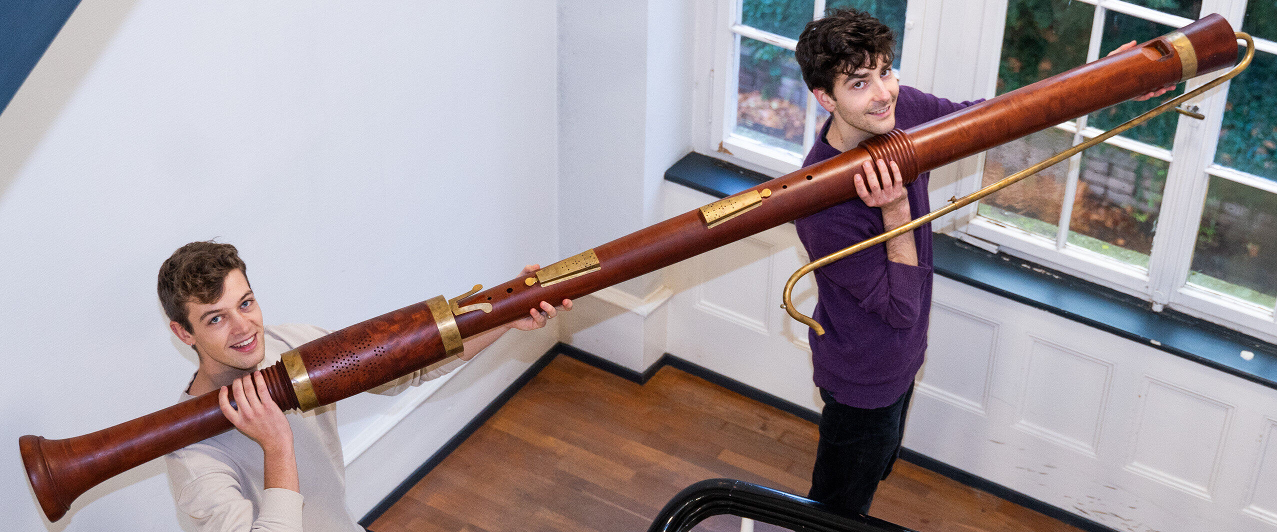 Zwei Studenten halten eine drei Meter lange Blockflöte