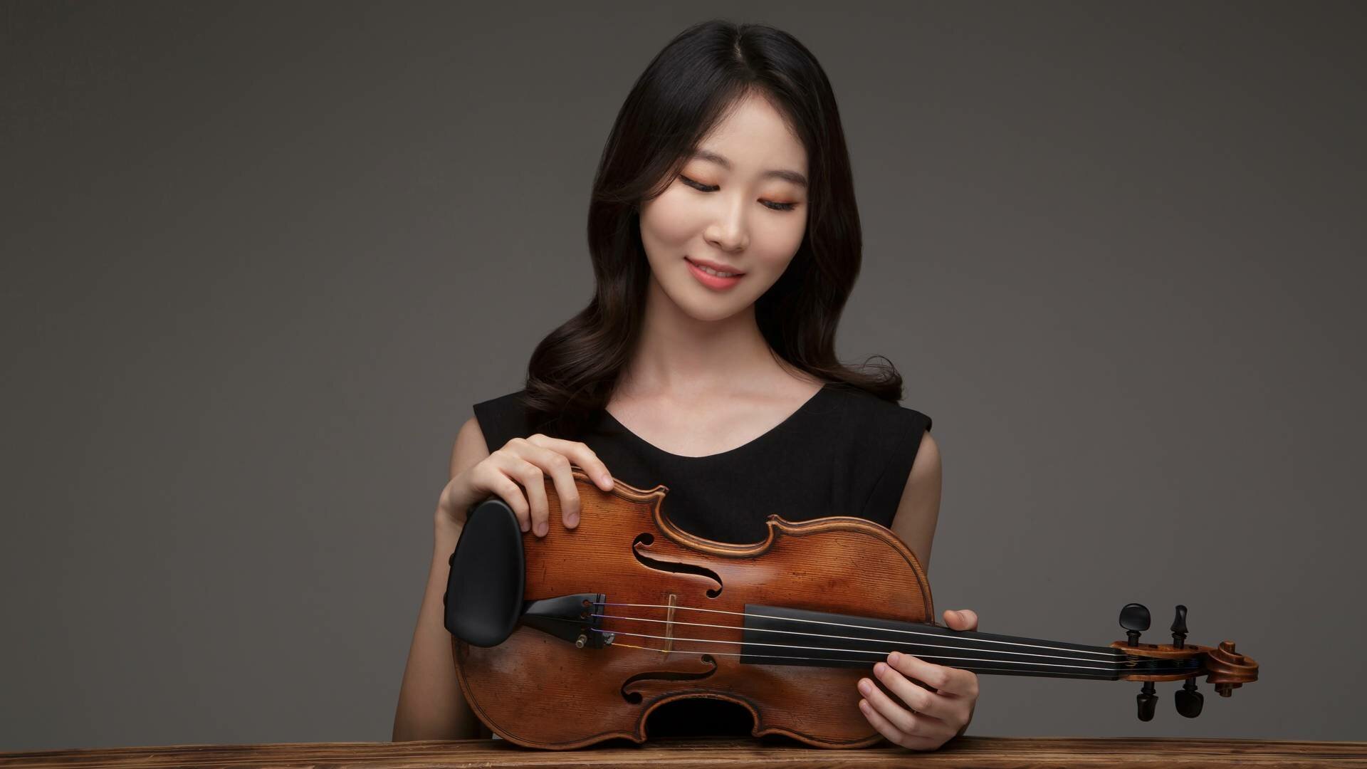 Yunah Seo mit Geige in der Hand