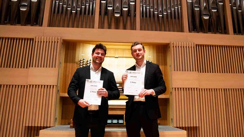 David Kiefer und Bernhard Hauk stehen vor einer Orgel