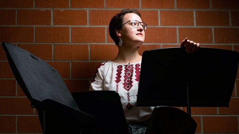 Dariia Holiatina steht hinter zwei Notenständern vor einer Mauer