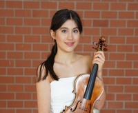 Mathilda Dendorfer mit Geige in der Hand in der Musikhochschule