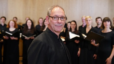 Chorleiter Morten Schuldt-Jensen vor Chormitgliedern