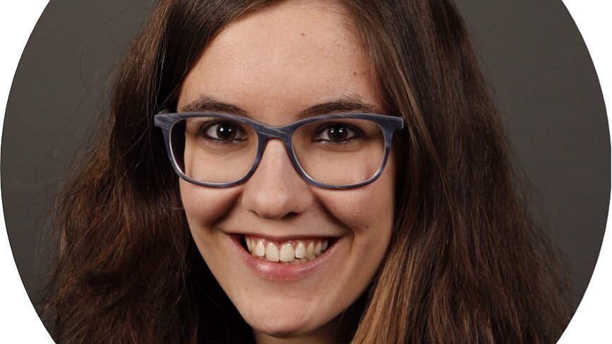 Portrait der Person mit Brille und langen Haare