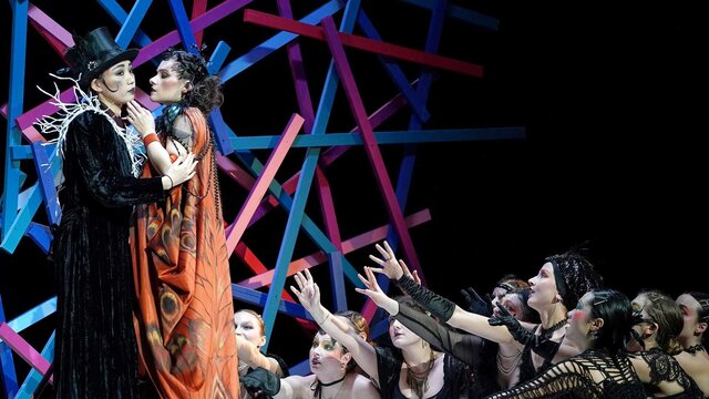 Studierende, geschminkt und in Kostümen, bei einer Opernaufführung auf der Bühne des Konzertsaals