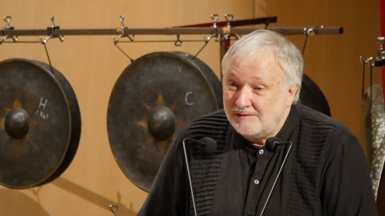 Bernhard Wulff bei einer Rede im Konzertsaal der Hochschule