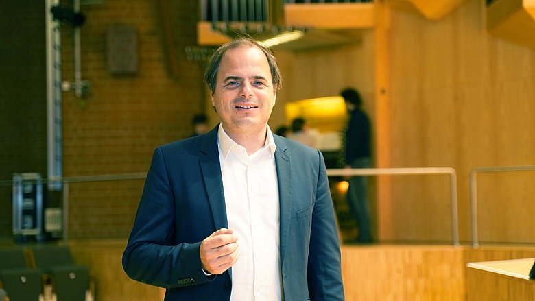 Prof. David Franke vor einer Orgel