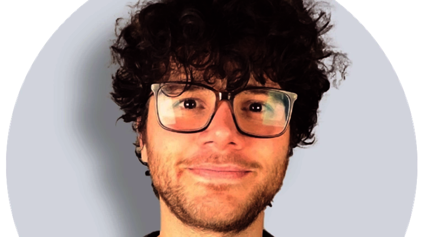 Man sieht das Gesicht von Philip Stade. Er hat Locken und trägt eine Brille.